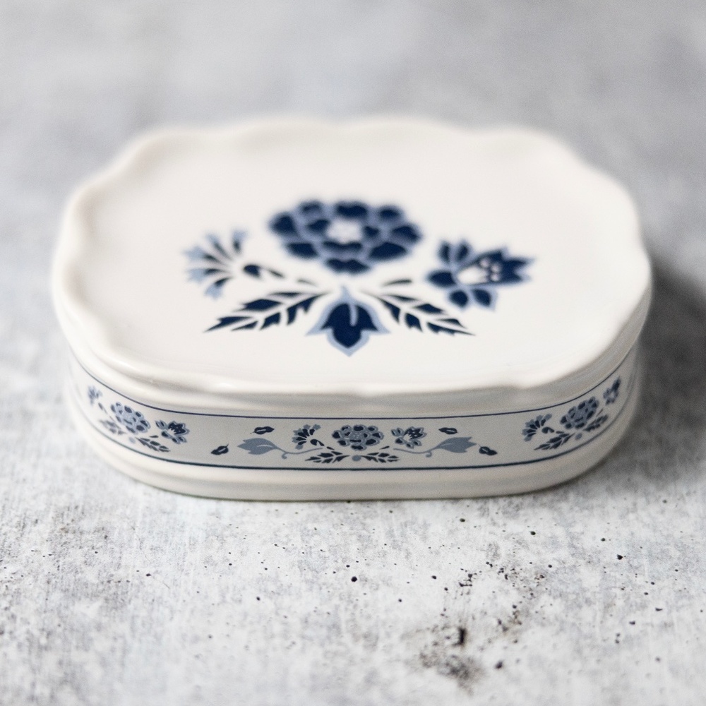 Royal Stratford by Trenditions soap dish vintage blue white floral